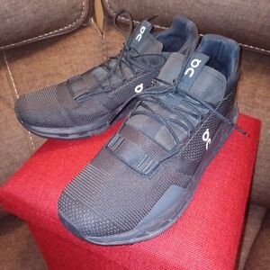 On Cloud Men's all Black Tennis Shoe Size 11M Gently Loved